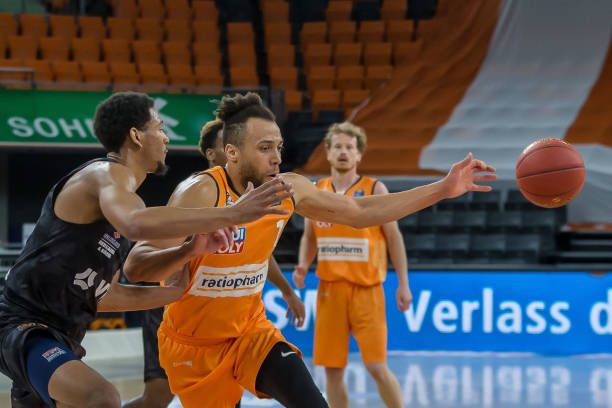 随着足球产 随着足球产